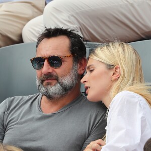 Gilles Lellouche et sa compagne Alizée Guinochet - People dans les tribunes lors de la finale homme des Internationaux de Tennis de Roland-Garros à Paris le 11 juin 2017. © Dominique Jacovides-Cyril Moreau/Bestimage  People during the Roland Garros 2017 French Open men final in Paris, on June 11th, 2017.11/06/2017 - Paris