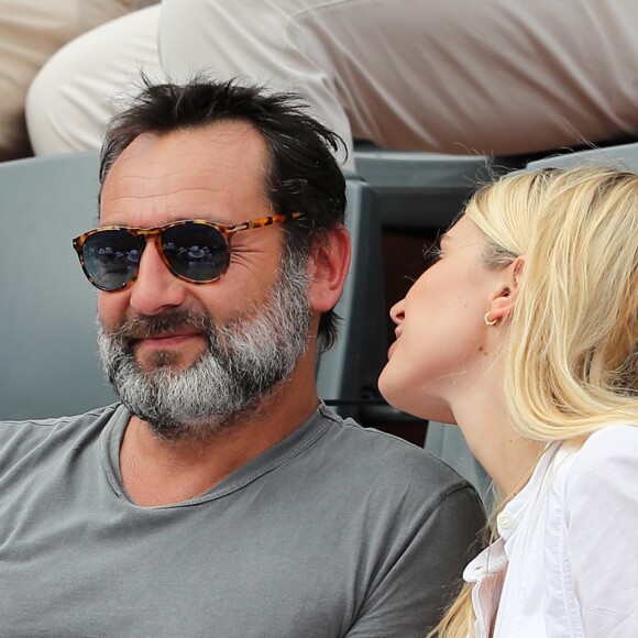 Gilles Lellouche et sa compagne Alizée Guinochet - People dans les tribunes lors de la finale homme des Internationaux de Tennis de Roland-Garros à Paris le 11 juin 2017. © Dominique Jacovides-Cyril Moreau/Bestimage  People during the Roland Garros 2017 French Open men final in Paris, on June 11th, 2017.11/06/2017 - Paris