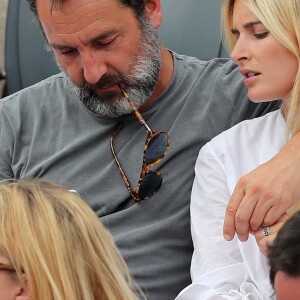 Gilles Lellouche et sa compagne Alizée Guinochet - People dans les tribunes lors de la finale homme des Internationaux de Tennis de Roland-Garros à Paris le 11 juin 2017. © Dominique Jacovides-Cyril Moreau/Bestimage  People during the Roland Garros 2017 French Open men final in Paris, on June 11th, 2017.11/06/2017 - Paris