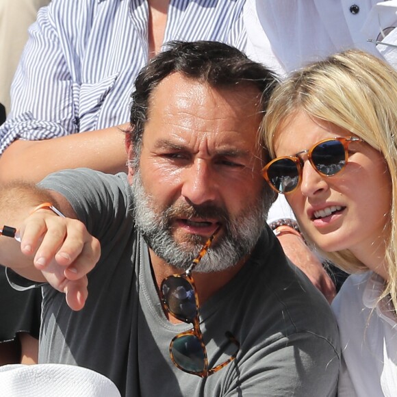 Gilles Lellouche et sa compagne Alizée Guinochet - People dans les tribunes lors de la finale homme des Internationaux de Tennis de Roland-Garros à Paris le 11 juin 2017. © Dominique Jacovides-Cyril Moreau/Bestimage  People during the Roland Garros 2017 French Open men final in Paris, on June 11th, 2017.11/06/2017 - Paris