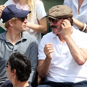 Guillaume Canet et Jean Dujardin - People dans les tribunes lors de la finale homme des Internationaux de Tennis de Roland-Garros à Paris le 11 juin 2017. © Dominique Jacovides-Cyril Moreau/Bestimage