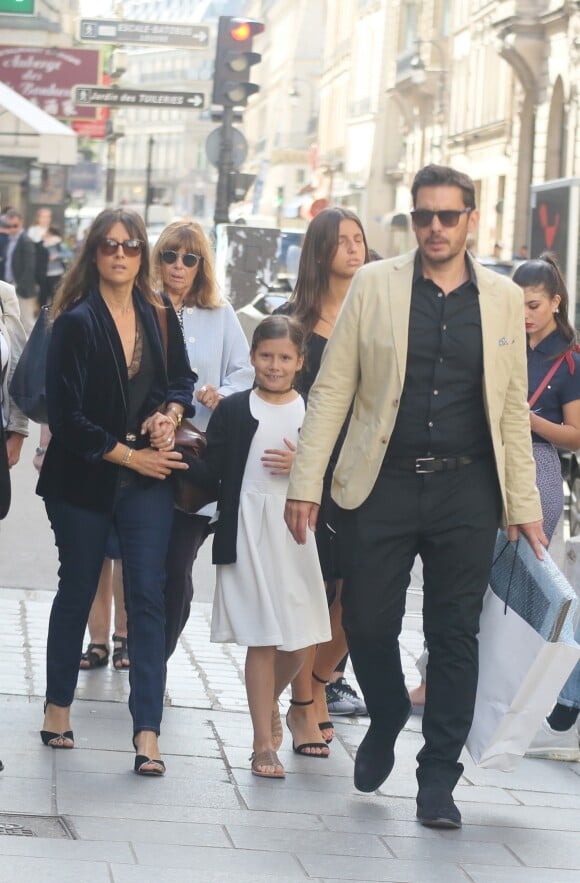 La veuve Sophie Agacinski-Thibault, son fils Alexandre Thibault avec sa compagne et ses filles - Obsèques de Jean-Marc Thibault en l'église Saint-Roch à Paris le 12 juin 2017.