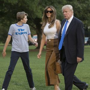 Le président des États-Unis Donald J. Trump, son épouse Melania Trump et leur fils Barron Trump rentrent à la Maison-Blanche. Washington, le 11 juin 2017.