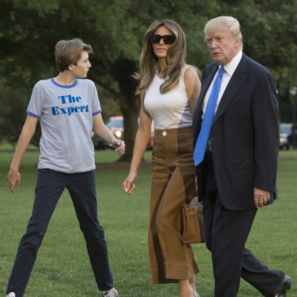 Le président des États-Unis Donald J. Trump, son épouse Melania Trump et leur fils Barron Trump rentrent à la Maison-Blanche. Washington, le 11 juin 2017.