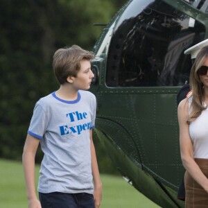 Le président des États-Unis Donald J. Trump, son épouse Melania Trump et leur fils Barron Trump rentrent à la Maison-Blanche. Washington, le 11 juin 2017.