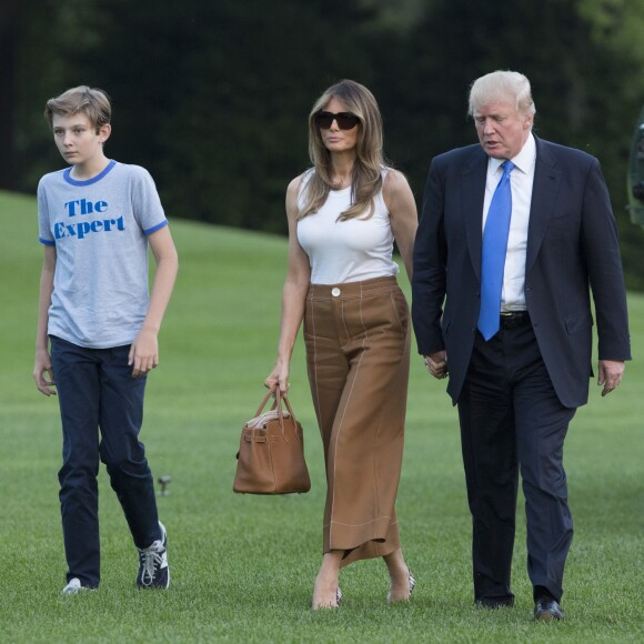 Le président des États-Unis Donald J. Trump, son épouse Melania Trump et leur fils Barron Trump rentrent à la Maison-Blanche. Washington, le 11 juin 2017.