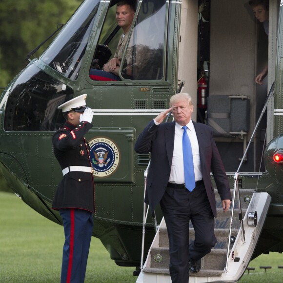 Le président des États-Unis Donald J. Trump, son épouse Melania Trump et leur fils Barron Trump rentrent à la Maison-Blanche. Washington, le 11 juin 2017.