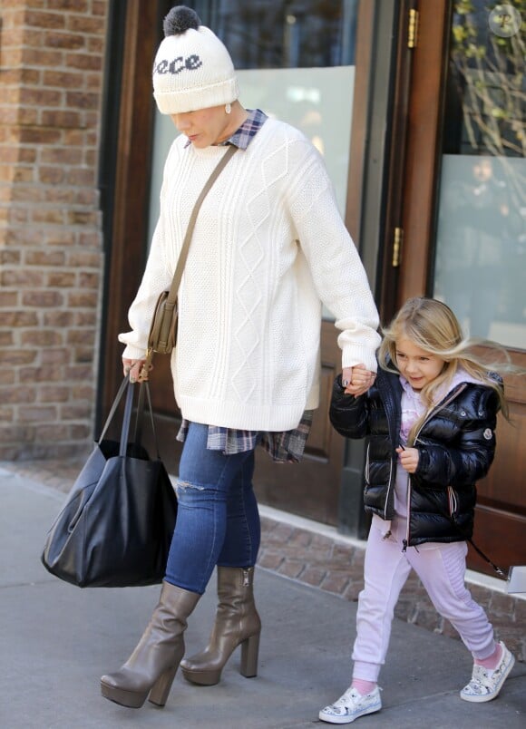 La chanteuse Pink quitte son hôtel avec sa fille Willow à New York le 4 décembre 2015