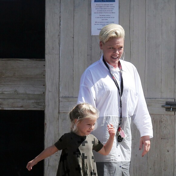 Exclusif - La chanteuse Pink et sa fille Willow sont allées boire un jus de fruits à Los Angeles, le 16 septembre 2015. - Merci de flouter la tete des enfants- © CPA/Bestimage