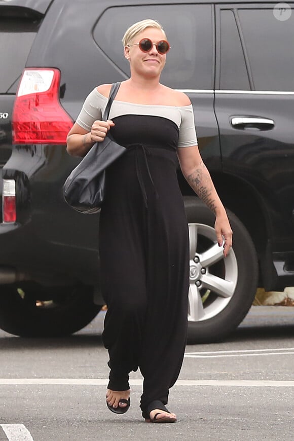 Exclusif - La chanteuse Pink, dont la rumeur dit qu'elle serait à nouveau enceinte, et son mari Carey Hart sont allés déjeuner dans un restaurant à Venice. Le 21 août 2015