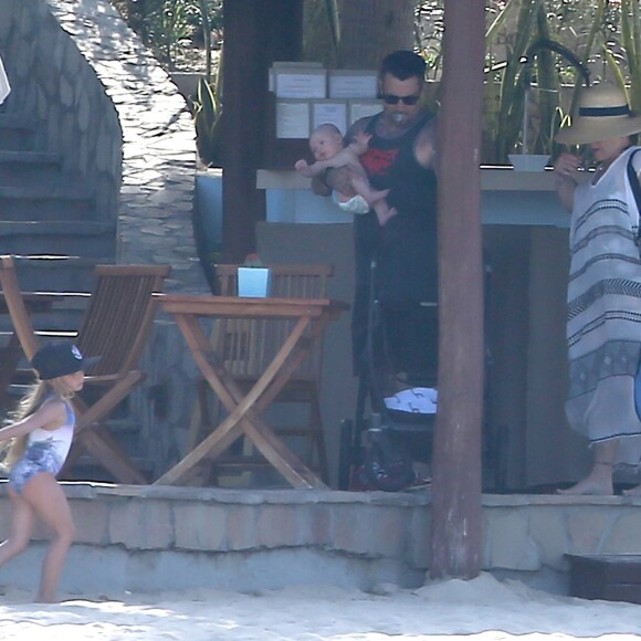 Exclusif - Pink se promène en famille avec son fils Jameson en poussette, son mari Carey Hart et sa fille Willow Sage Hart dans les rues de Cabo San Lucas au Mexique, le 7 avril 2017
