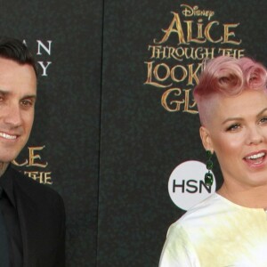 Carey Hart avec sa femme Pink et leur fille Willow Sage Hart à la première de ‘Alice Through The Looking Glass' au théâtre El Capitan à Hollywood, le 23 mai 2016