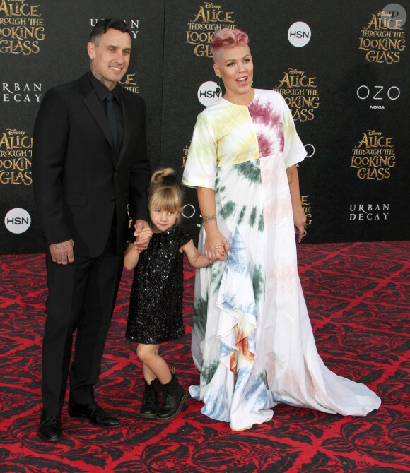 Carey Hart avec sa femme Pink et leur fille Willow Sage Hart à la première de ‘Alice Through The Looking Glass' au théâtre El Capitan à Hollywood, le 23 mai 2016
