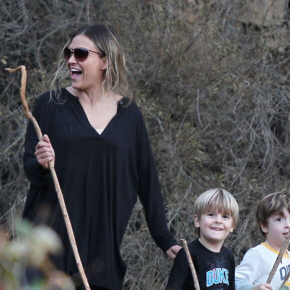 Brooke Mueller ( ex-femme de Charlie Sheen ) se promene dans la foret en compagnie de ses deux garcons Max et Bob Sheen. Los Angeles, le 15 novembre 2013