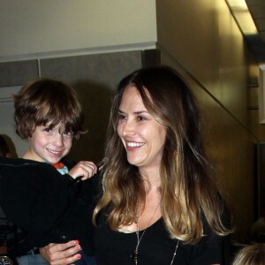 Brooke Mueller pose avec ses fils Max et Bob Sheen à son arrivée à l'aéroport LAX de Los Angeles. Le 18 août 2014