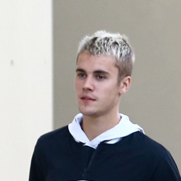 Exclusif - Justin Bieber arrive en compagnie d'un groupe d’amis en jet privé à l’aéroport de Miami, le 16 avril 2017