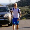 Justin Bieber arrive au volant de sa jeep Mercedes et fait une balade sur les hauteurs de Los Angeles, le 28 février 2017