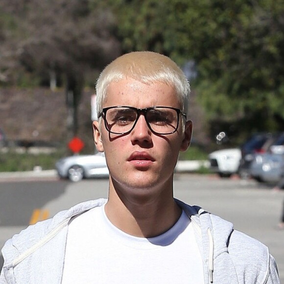 Justin Bieber se promène un ballon de basket à la main à Los Angeles, le 23 février 2017.