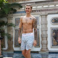 Justin Bieber dévoile son nouveau surprenant tatouage, et ce qu'il symbolise