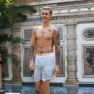 Exclusif - Justin Bieber se relaxe avec des amis au bord de la piscine de la 'Versace Mansion’ en buvant un cocktail à Miami, le 9 décembre 2015