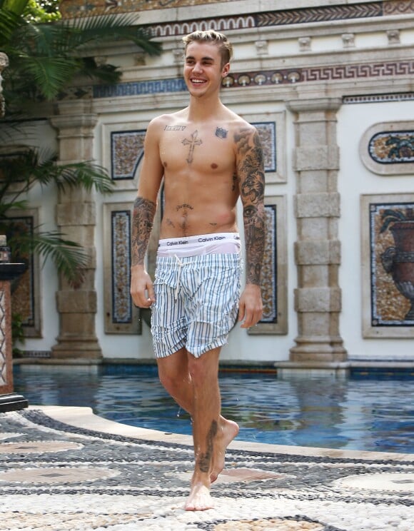 Exclusif - Justin Bieber se relaxe avec des amis au bord de la piscine de la 'Versace Mansion’ en buvant un cocktail à Miami, le 9 décembre 2015