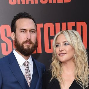 Kate Hudson et son compagnon Danny Fujikawa à la première de "Snatched" au Village Theatre à Los Angeles, le 10 mai 2017.