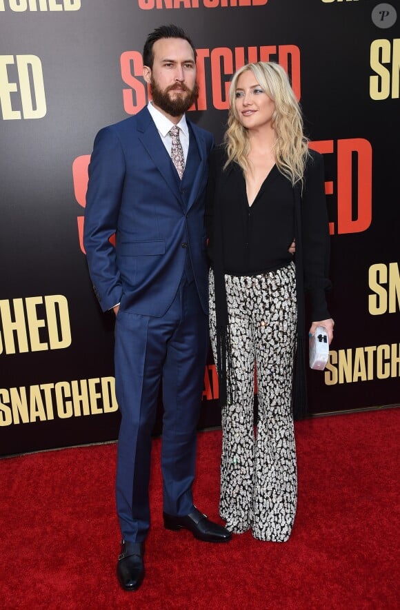 Kate Hudson et son compagnon Danny Fujikawa à la première de "Snatched" au Village Theatre à Los Angeles, le 10 mai 2017.