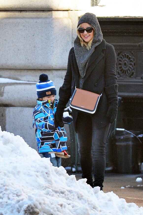 Exclusif - Kate Hudson et son fils Bingham jouent avec la neige fraichement tombée à New York le 25 janvier 2016.