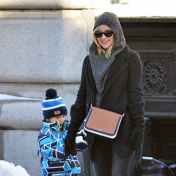 Exclusif - Kate Hudson et son fils Bingham jouent avec la neige fraichement tombée à New York le 25 janvier 2016.