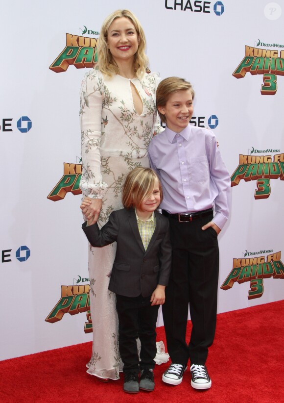 Kate Hudson avec ses enfants Ryder et Bingham à la première de Kung Fu Panda 3 au théâtre "TCL Chinese" de Hollywood le 16 janvier 2016.