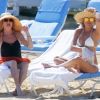 Exclusif - Kate Hudson et sa mère Goldie Hawn profitent d'une belle journée ensoleillée pour bronzer et se relaxer sur une plage à Hawaii, le 27 mai 2016