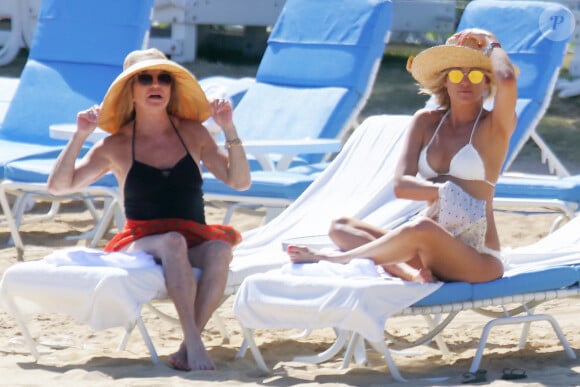 Exclusif - Kate Hudson et sa mère Goldie Hawn profitent d'une belle journée ensoleillée pour bronzer et se relaxer sur une plage à Hawaii, le 27 mai 2016