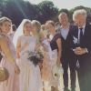 Isaure Monfort pose en robe de mariée, à côté de sa soeur Victoria et de son père Nelson.