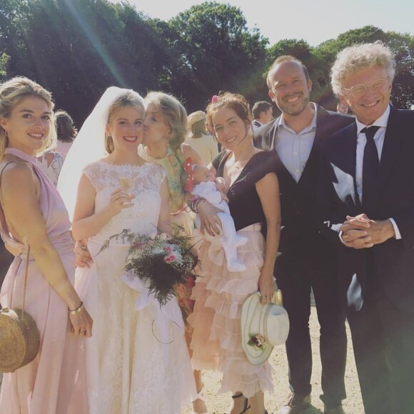 Isaure Monfort pose en robe de mariée, à côté de sa soeur Victoria et de son père Nelson.