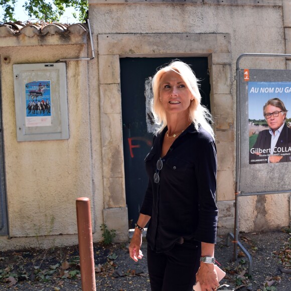 Marie Sara, candidate "La République En Marche" pour les législatives dans la 2ème circonscription du Gard, a fait le tour de différents bureaux de vote pendant la journée du second tour le 18 juin 2017, en compagnie de sa suppléante Katy Guyot et de son directeur de campagne Manuel Gabari. Marie Sara a été battue par Gilbert Collard, député FN sortant, par 123 voix d'écart.