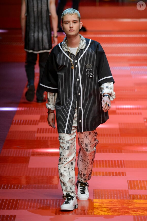 Rafferty Law (fils de Jude Law et Sadie Frost) - Défilé de mode Dolce & Gabbana, collection masculine printemps-été 2018 à Milan. Le 17 juin 2017.