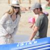 Le pilote de Formule 1 Nico Rosberg avec sa femme Vivian Sibold (enceinte) et leur fille Alaïa se relaxent sur une plage de Formentera en Espagne le 10 juin 2017.