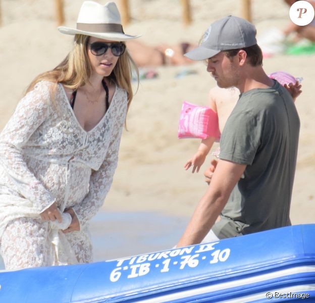 Le pilote de Formule 1 Nico Rosberg avec sa femme Vivian Sibold (enceinte) et leur fille Alaïa se relaxent sur une plage de Formentera en Espagne le 10 juin 2017.