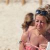 Le pilote de Formule 1 Nico Rosberg avec sa femme Vivian Sibold (enceinte) et leur fille Alaïa se relaxent sur une plage de Formentera en Espagne le 10 juin 2017.