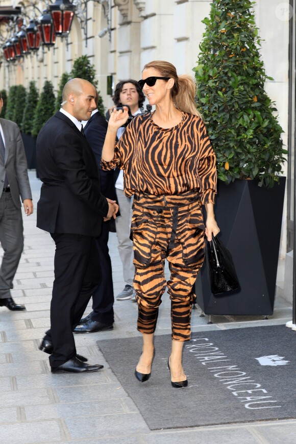 Semi Exclusif - La chanteuse Céline Dion va à la salle de sport Ken Club, à Paris, puis rentre à l'hôtel Royal Monceau, le 19 juin 2017.