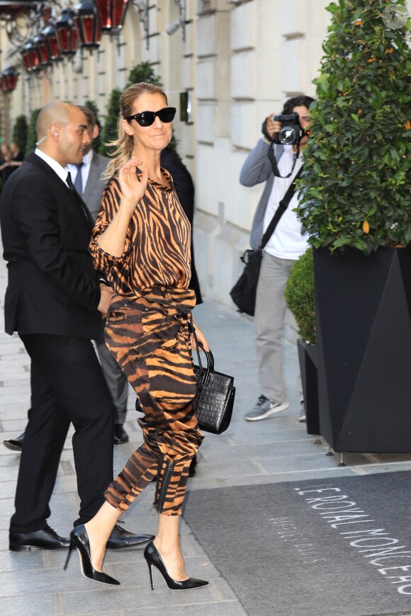 Semi Exclusif - La chanteuse Céline Dion va à la salle de sport Ken Club, à Paris, puis rentre à l'hôtel Royal Monceau, le 19 juin 2017.