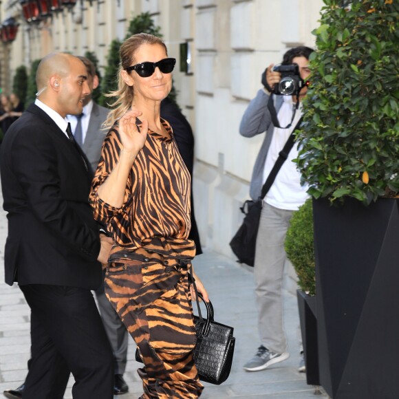 Semi Exclusif - La chanteuse Céline Dion va à la salle de sport Ken Club, à Paris, puis rentre à l'hôtel Royal Monceau, le 19 juin 2017.