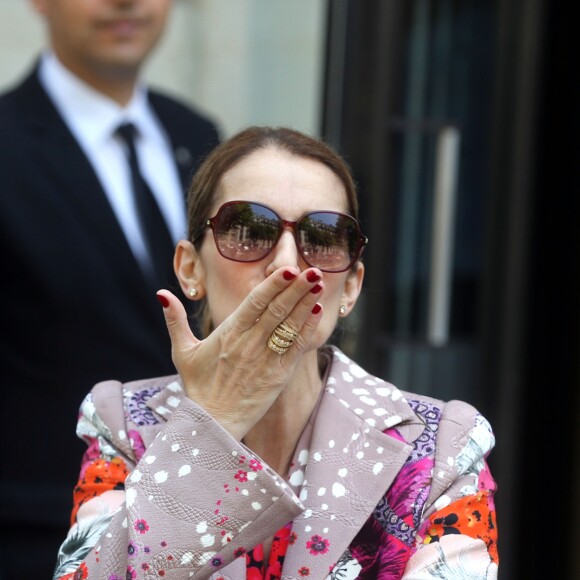 Céline Dion quitte l'hôtel Royal Monceau à Paris le 14 juin 2017.
