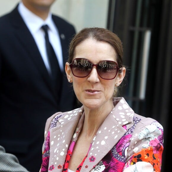 Céline Dion quitte l'hôtel Royal Monceau à Paris le 14 juin 2017.