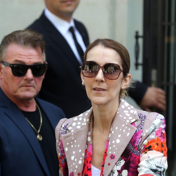 Céline Dion quitte l'hôtel Royal Monceau à Paris le 14 juin 2017.