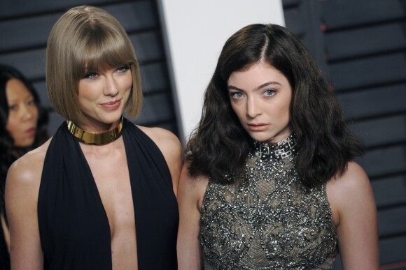 Taylor Swift et la chanteuse Lorde à la soirée "Vanity Fair Oscar Party" après la 88ème cérémonie des Oscars à Hollywood, le 28 février 2016.