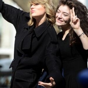 Taylor Swift et son amie Lorde s'amusent dans les rues de New York, le 9 mars 2014