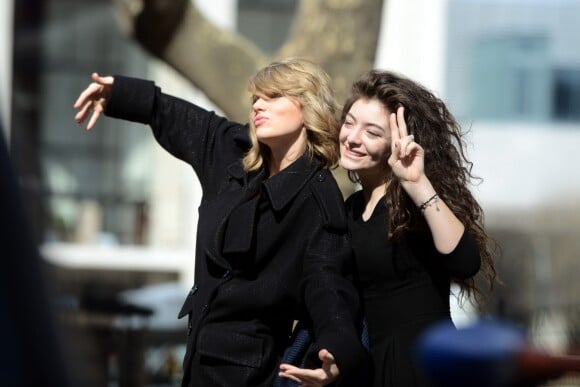 Taylor Swift et son amie Lorde s'amusent dans les rues de New York, le 9 mars 2014
