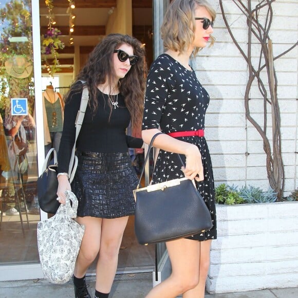 Les chanteuses Lorde et Taylor Swift font du shopping à West Hollywood, le 23 février 2014.