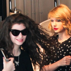 Les chanteuses Lorde et Taylor Swift font du shopping à West Hollywood, le 23 février 2014.